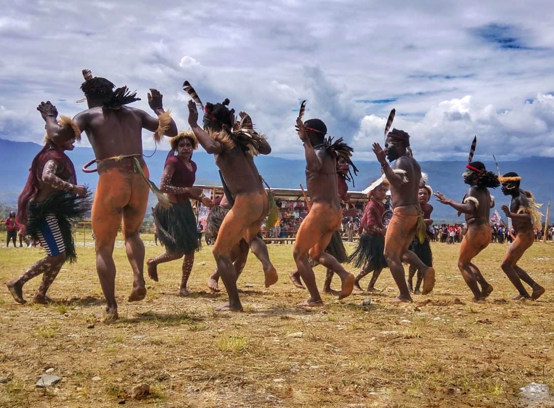 traditional papua tribes performed in baliem festival