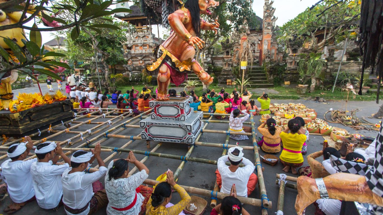 the Hindus in Bali pray to show gratitude