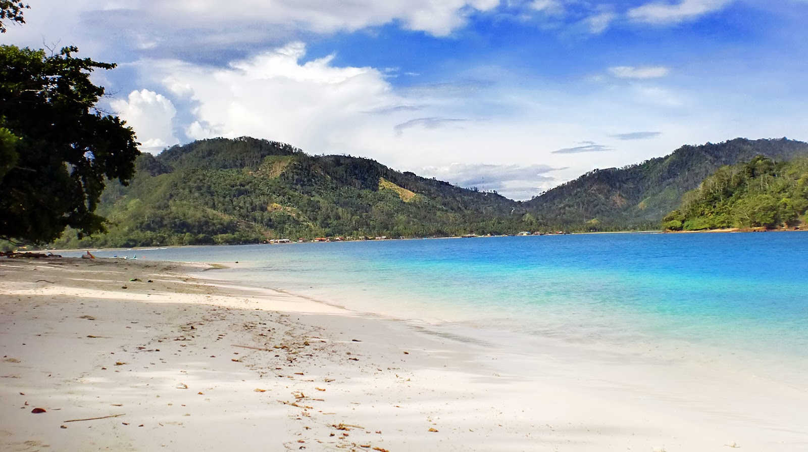 patawana beach has a stretch of white sand beach with clear blue sea water