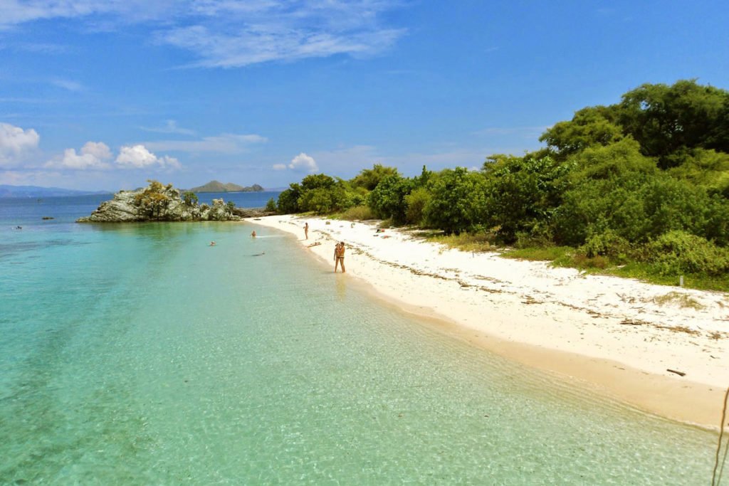 snorkeling and diving in bidadari island flores