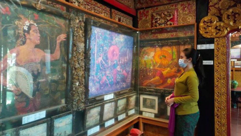 There are around 88 paintings in the Le Mayeur Museum in Sanur bali